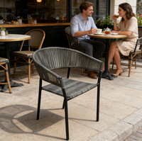 Chaise de salle à manger d'extérieur en acier noir moderne, légère et durable, avec un design écologique pour une utilisation en jardin