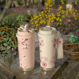 Mug isotherme en acier inoxydable à motif floral personnalisé avec couvercle, paille et cordon, idéal pour les voyages, le bureau ou comme cadeau. - Product Image 3
