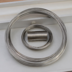 Pulsera de Alambre de Acero DIY con Efecto de Múltiples Hileras de 0.6mm, Accesorio de Mano - 1579 Anillos de Salto y Cuentas en Tamaños de 3mm y 6mm - Product Image 1