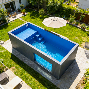 Piscina moderna con líneas limpias y acabado interior de azulejos de vidrio reflectante, piscina con estructura. - Product Image 5