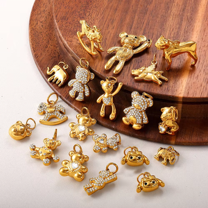 Teddy y sus amigos |   Dijes de Acero Inoxidable con Baño de Oro PVD de 18K y Circonitas Cúbicas con Diseño de Oso y Perro para Fabricación de Joyas |   Colgante Infantil de Animalitos Adorables y Juguetones - Product Image 1