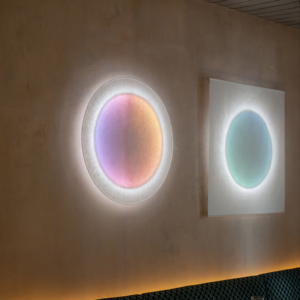 מנורת קיר לד מודרנית דגם דאורוי, עיצוב ירח מלא, אור לבן חם, שלט רחוק, פלדה, פולימר, עמעום, RGB, לסלון ולחדר שינה - Product Image 2