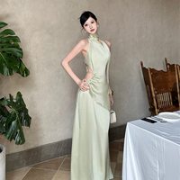 Robe longue en satin léger pour femme, robe de soirée sans manches à col halter et découpes latérales, robe de soirée drapée et froncée pour soirée et séance photo