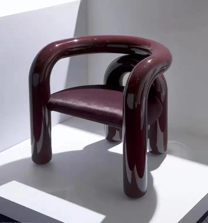 Одноместное кресло для отдыха в скандинавском стиле бордового цвета темно-красного цвета и металлическое серебристое ресторанное кресло