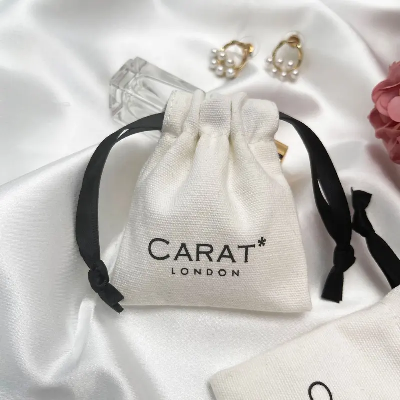 Logotipo personalizado impresso, logotipo branco pequeno em algodão, bolsa de lona, anel de cordão de alta qualidade, brincos, pulseira, presente, bolsa, joias