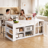 Meubles de cuisine modernes et élégants avec îlot, tabourets de bar commerciaux pour sept personnes, comptoir contemporain aspect marbre imperméable