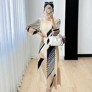 Ultimo <span class=keywords><strong>nero</strong></span> <span class=keywords><strong>e</strong></span> <span class=keywords><strong>bianco</strong></span> pieghe Miyake vestito coreano taglie forti gonna lunga dritta <span class=keywords><strong>donna</strong></span> fiore elegante festa aderente abito Casual - Product Image 2