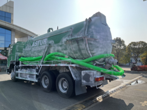 Camion-citerne d'aspiration des eaux usées industrielles HOWO 6x4 15000L-20000L, nettoyeur de fosses septiques municipales à vendre - Product Image 3