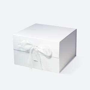 Cajas de Regalo Plegables de Cartón Rígido de Lujo Personalizadas, Medianas, Cuadradas y Profundas, de Color Blanco, con Cinta - Product Image 1