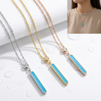 Collier Yiwu Aceon en acier inoxydable avec pendentif barre verticale étroite et plate, orné d'une grande pierre de naissance et d'un motif sculpté en émail turquoise coloré