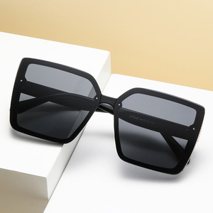 แว่นกันแดดแฟชั่นสแควร์สำหรับผู้หญิง UV400 กรอบพีซี C2 สีชาเข้มอินเทรนด์แว่นกันแดดขนาดใหญ่ - Product Image 5