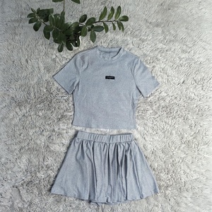 ชุดเซ็ตสองชิ้นขายดีปี 2025 รุ่นใหม่สำหรับฤดูร้อน เสื้อแขนสั้นสีพื้นเรียบหรูสำหรับผู้หญิง พร้อมกระโปรงสั้นเหนือเข่า - Product Image 6