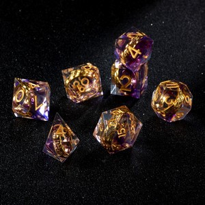 Ensemble de 7 dés de D&D artisanaux de 35 mm, à noyau liquide, à bords tranchants, dégradé ambre violet, avec anneau doré intégré, inspiré du <span class=keywords><strong>Seigneur</strong></span> <span class=keywords><strong>des</strong></span> <span class=keywords><strong>Anneaux</strong></span> - Product Image 2