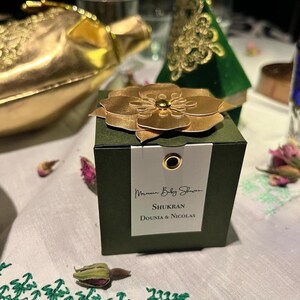 Boîte à bonbons en papier personnalisable en matériaux recyclés avec fermeture magnétique, logo personnalisé, élégante boîte à rabat gaufrée pour mariages et fêtes - Product Image 4