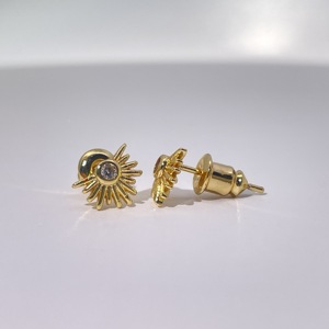 ต่างหูแบบติดหูทรงกลมสไตล์วินเทจคลาสสิกจาก Tianyu Gems ทำจากทองเหลืองชุบทอง ประดับด้วยพลอยเซอร์คอน ดีไซน์รูปทรงพระอาทิตย์ สำหรับผู้หญิง - Product Image 1