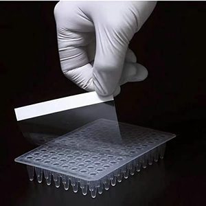 ฟิล์มปิดผนึกเพลท PCR 96 หลุม แบบใส ติดด้วยตัวเอง ขนาด 130x80 มม. สำหรับใช้ในห้องปฏิบัติการ - Product Image 1
