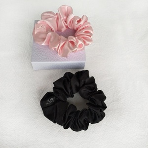 Paquete de Regalo de Boda de Alta Gama, Anillo para el Cabello Elegante de Satén de Seda Rosa, Banda Elástica para el Cabello, Banda para Cola de Caballo - Product Image 2