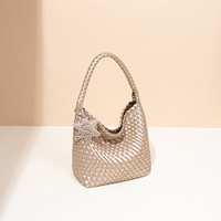 Tas Tote PU Anyaman Poliester Warna Champagne Gold Model Gun Same Style dengan Gantungan Bintang, Kapasitas Besar, Fashionable, Selempang
