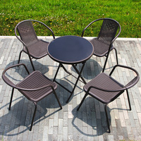 Ensemble table et chaises d'extérieur moderne, mobilier de patio en plastique imperméable, design minimaliste pour balcons, cafés, salons de thé