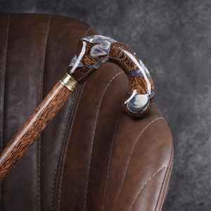 Bastón de Resina y Madera Diseñado para la Seguridad y el Estilo, Ofrece un Agarre Cómodo y Seguro - Product Image 5