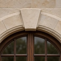 Hochwertige Maßgefertigte UPVC-Bogenfenster im Französischen Design mit Grillrahmen, Dekorative Baufenster für Luxus-Wohnprojekte