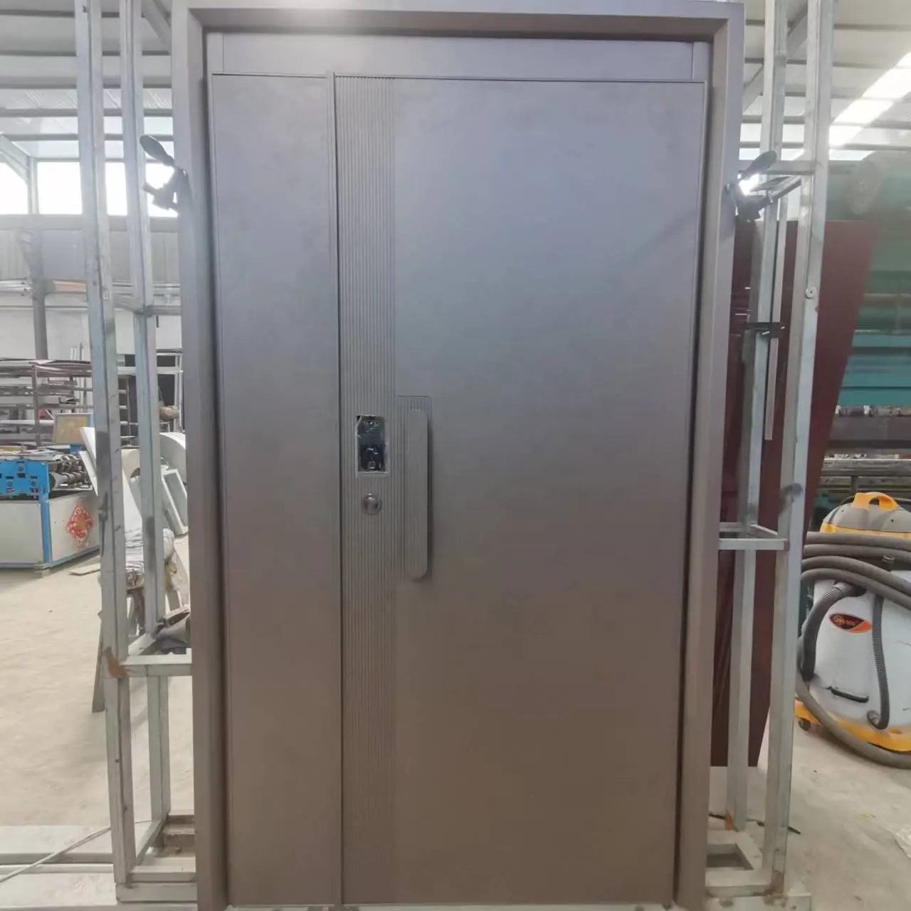 Puerta de seguridad a prueba de balas puerta principal de aluminio fundido insonorizada para casa diseño profesional puertas de lujo de acero