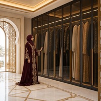 Système de dressing moderne sur mesure avec porte battante en verre et cadre en aluminium, hauteur pleine du sol au plafond, pour villa