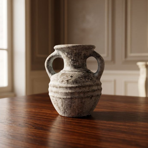 Esta ampolleta de aspecto de piedra gris estilo Wabi Sabi primitivo, con dos asas y un diseño de urna acanalada, combina encanto rústico. - Product Image 3