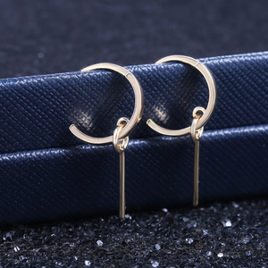 Boucles d'oreilles minimalistes pour femmes, bijoux de mode polyvalents inspirés des défilés modernes - Product Image 3