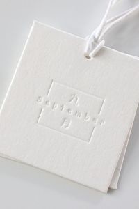 Étiquettes d'expédition en papier kraft Manila écologiques personnalisées 70x35mm avec cordon élastique pour sacs et vêtements - Product Image 6