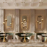 Ensemble de mobilier de café commercial : banquette en velours capitonné, base dorée, table à manger en marbre, chaises de salle à manger de luxe