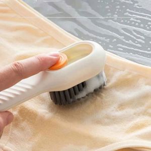แปรงขัดรองเท้าขนนุ่มอเนกประสงค์ ด้ามยาว พร้อมระบบเติมน้ำยาอัตโนมัติ ใช้ได้กับรองเท้า เสื้อผ้า และแผ่นรองขัด - Product Image 4