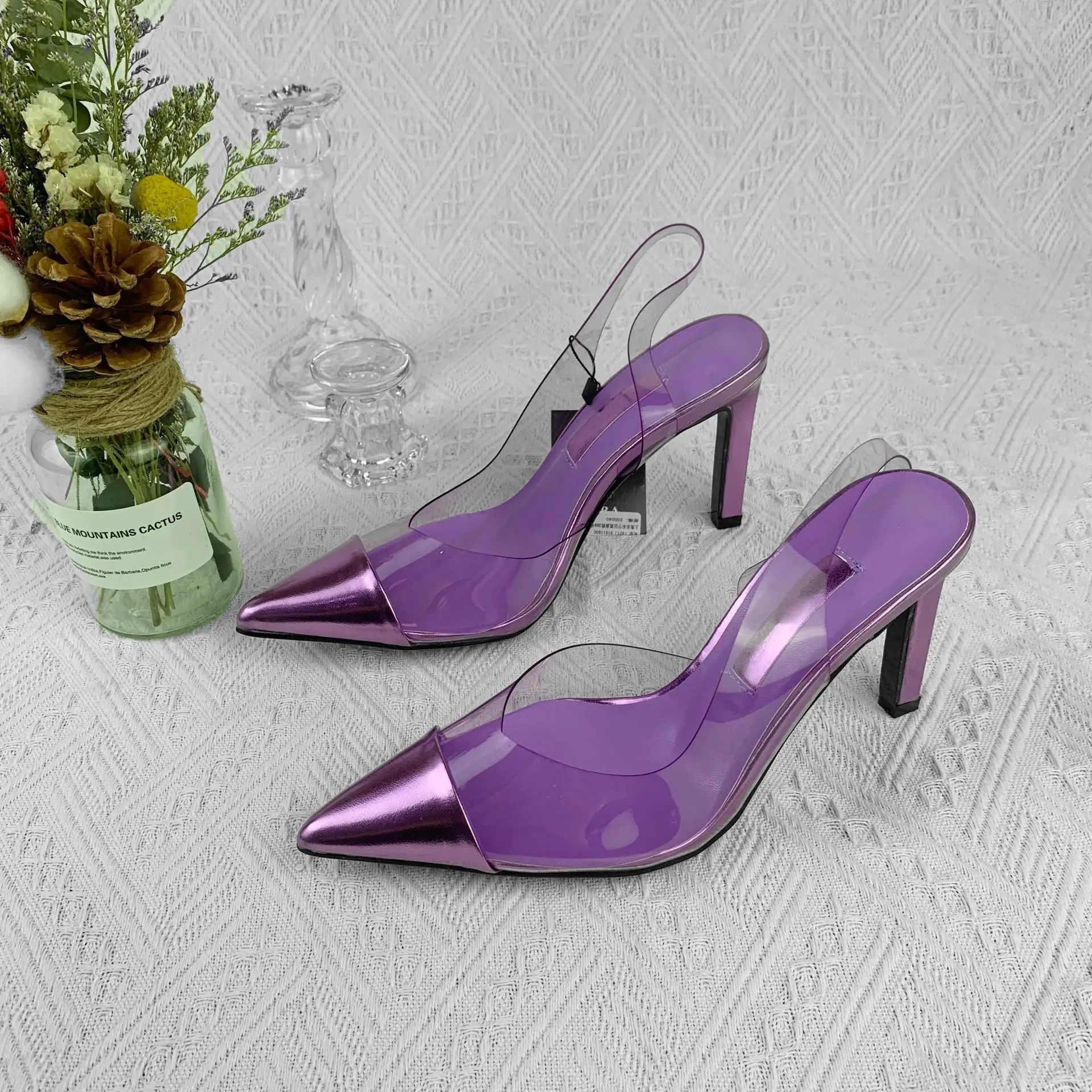 QuiteS New Purple Pvc Splicing Metal Prata Apontou Salto Alto Sandálias Stiletto Toe Nupcial Sandálias De Casamento De Salto Baixo
