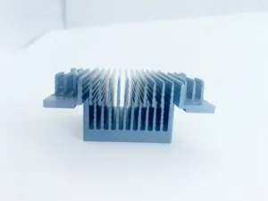 Radiatore a profilo quadrato per la dissipazione del calore del prodotto elettronico frese al plasma cnc stampaggio di parti di lavorazione