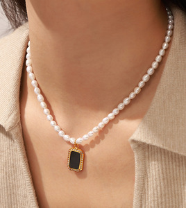 قلادة بينغشين الأنيقة ذات اللؤلؤ الطبيعي بأسلوب عصري مع قلادة مربعة مرصعة بالألماس من الفولاذ المقاوم للصدأ - Product Image 1