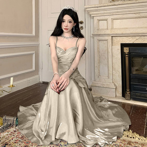 Vestido de Gala Largo Color Gris Plateado de Lujo con Silueta de Lápiz, Tirantes Finos, Escote Corazón, Volantes y Capa Transparente para Fiesta de Graduación - Product Image 4