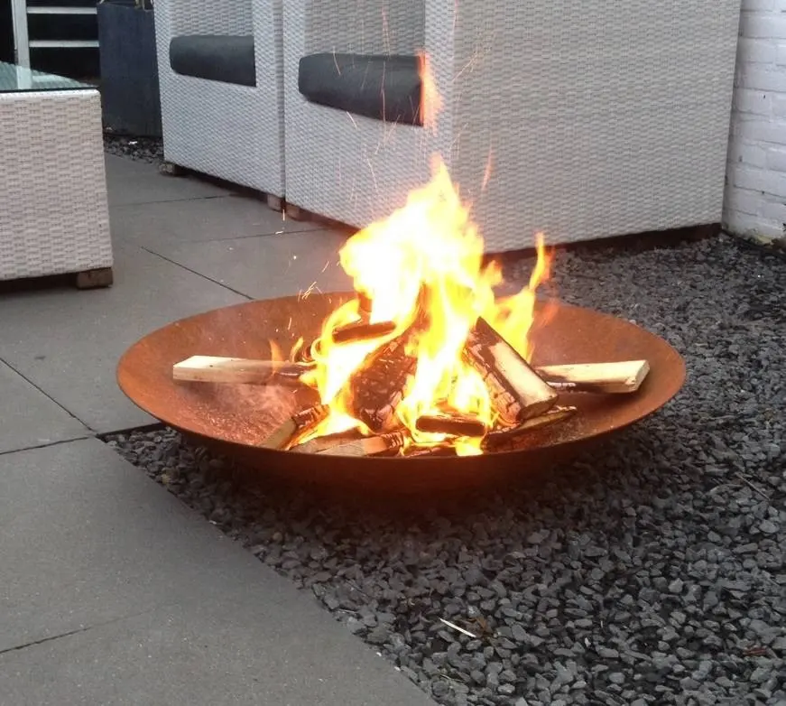 Runde große und kleine Garten Holz brennende Feuerschale im Freien