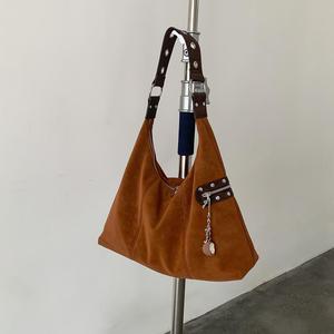 Sac à bandoulière hobo croissant en daim pour femme, avec large sangle, œillets argentés, clous décoratifs et fermeture éclair, idéal pour un look décontracté - Product Image 1