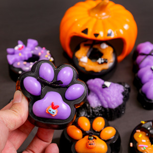 Nuevo Juguete Comestible de Halloween, Figura de Gato Suave y Adorable en Forma de Croissant, Juguete Antiestrés Schylling - Product Image 3