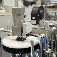 Machine automatique d'enveloppement de profilés à colle thermofusible PUR pour cadres de portes en bois et cadres WPC - Équipement de travail du bois