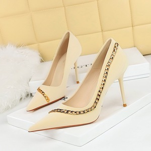 Chaussures pour femmes à talons aiguilles ultra-hauts, à bout pointu et décolleté, avec chaîne métallique, style boîte de nuit 2023 - Product Image 2