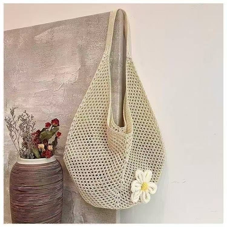 Il grande fiore è bianco sporco