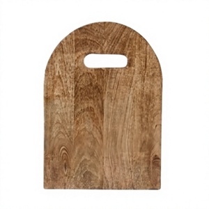 Planche à découper rectangulaire en bois de manguier finition naturelle avec dessus arrondi et poignée à fente - Product Image 1