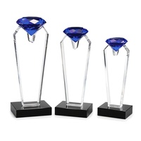 Trophée en verre personnalisé HyperCrafts avec base en bois pour la cérémonie de remise des prix des employés lors de la réunion annuelle