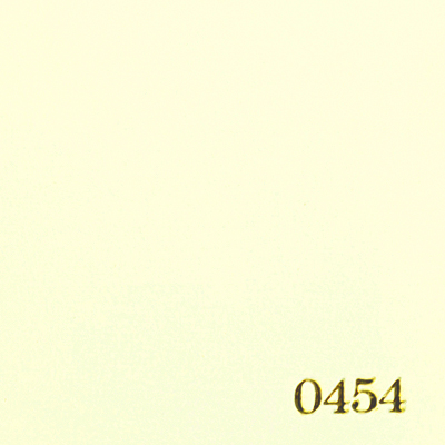 Beige avec une légère teinte jaune laiteux