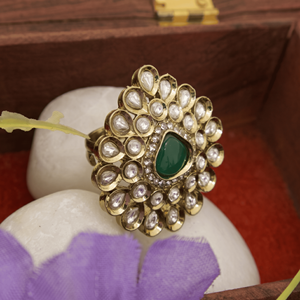 Bague tendance traditionnelle en alliage plaqué or antique avec pierre centrale en émeraude verte en forme de goutte pour femme, bijoux de mariée - Product Image 4