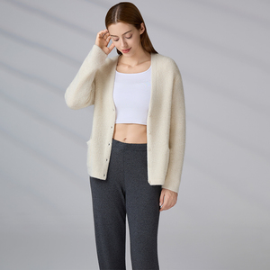 Manteaux en alpaga personnalisés OEM/ODM, pulls en tricot à col en V pour femmes, cardigans blancs d'hiver, pulls à boutons pour filles - Product Image 5