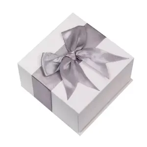 Ruban conçoit des petites boîtes à bagues en papier faites à la main boîte extérieure emballage boîte à bijoux blanche