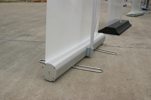 Soporte versátil <span class=keywords><strong>para</strong></span> pancartas enrollables, fabricado con marco de aluminio reforzado y patas de acero dobles <span class=keywords><strong>para</strong></span> colgar la barra superior. - Product Image 4