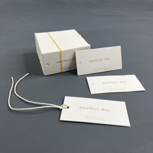 Étiquettes suspendues en papier à texture bois naturel de qualité supérieure avec logo personnalisé - Étiquettes de marque de luxe pour la mode boutique avec logo de marque - Product Image 1